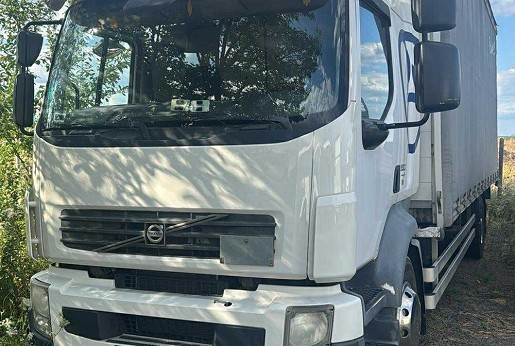 Emelőhátfalas teherautó: így megy a rakodás rámpa nélkül