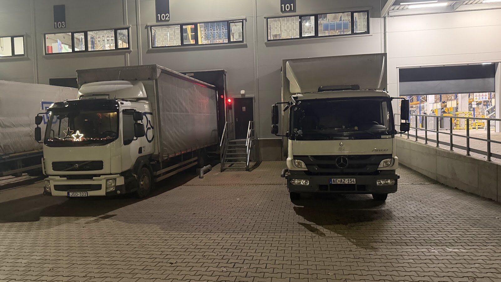 Teherautóink rakodás közben a raktárnál
