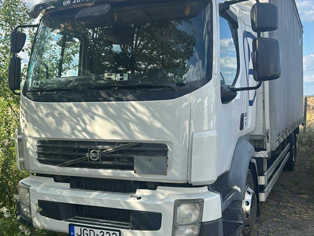 Volvo FL 280 ponyvás, emelőhátfalas teherautó